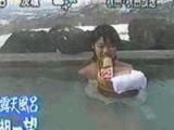 【お宝】放送事故wwwww！温泉レポート中にタオルがめくれるハプニング