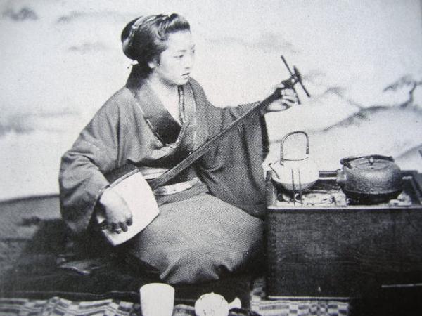 和服姿の日本人女性