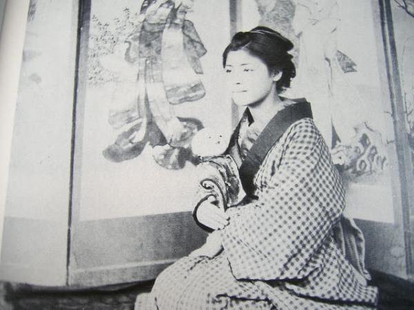 和服姿の日本人女性