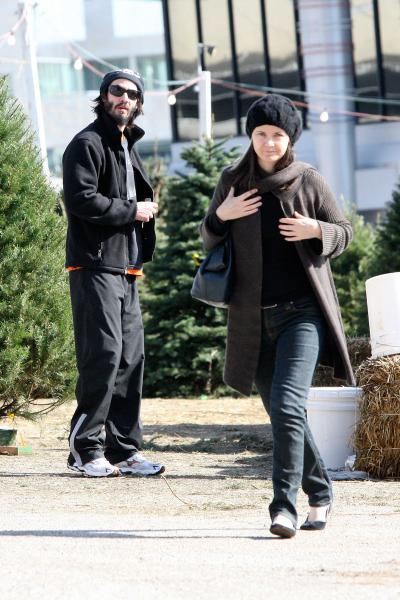 リスマス・イブの24日、ギリギリでクリスマスツリーを買いに出かけたキアヌ・リーブス(Keanu Reeves)をキャッチ！